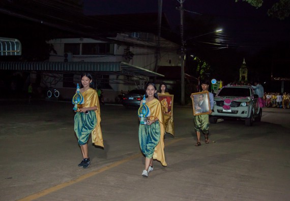 ภาพกิจกรรม นักศึกษาคณะวิทยาศาสตร์และเทคโนโลยี เข้าร่วมกิจกรรมงานราชภัฏลอยกระทง การประกวดกระทงใบตองดอกไม้สด