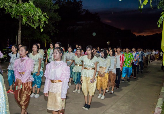 ภาพกิจกรรม นักศึกษาคณะวิทยาศาสตร์และเทคโนโลยี เข้าร่วมกิจกรรมงานราชภัฏลอยกระทง การประกวดกระทงใบตองดอกไม้สด