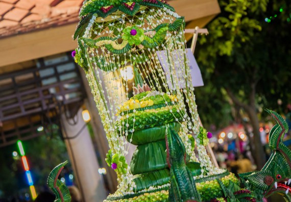 ภาพกิจกรรม นักศึกษาคณะวิทยาศาสตร์และเทคโนโลยี เข้าร่วมกิจกรรมงานราชภัฏลอยกระทง การประกวดกระทงใบตองดอกไม้สด