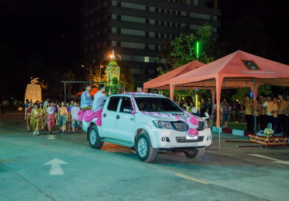 ภาพกิจกรรม นักศึกษาคณะวิทยาศาสตร์และเทคโนโลยี เข้าร่วมกิจกรรมงานราชภัฏลอยกระทง การประกวดกระทงใบตองดอกไม้สด