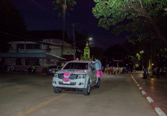 ภาพกิจกรรม นักศึกษาคณะวิทยาศาสตร์และเทคโนโลยี เข้าร่วมกิจกรรมงานราชภัฏลอยกระทง การประกวดกระทงใบตองดอกไม้สด