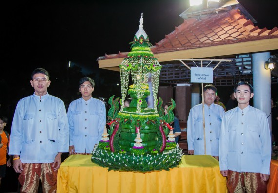 ภาพกิจกรรม นักศึกษาคณะวิทยาศาสตร์และเทคโนโลยี เข้าร่วมกิจกรรมงานราชภัฏลอยกระทง การประกวดกระทงใบตองดอกไม้สด