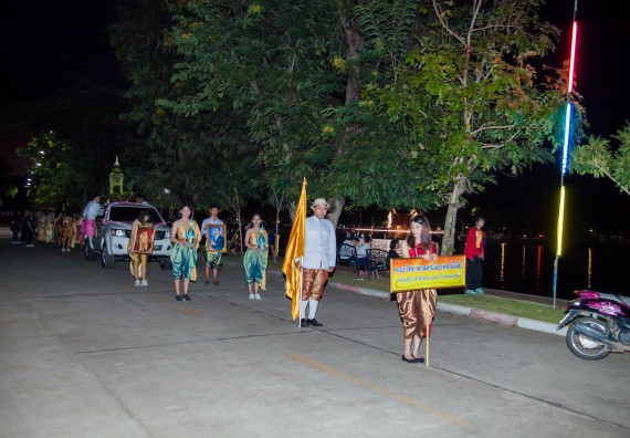 ภาพกิจกรรม นักศึกษาคณะวิทยาศาสตร์และเทคโนโลยี เข้าร่วมกิจกรรมงานราชภัฏลอยกระทง การประกวดกระทงใบตองดอกไม้สด