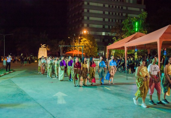 ภาพกิจกรรม นักศึกษาคณะวิทยาศาสตร์และเทคโนโลยี เข้าร่วมกิจกรรมงานราชภัฏลอยกระทง การประกวดกระทงใบตองดอกไม้สด