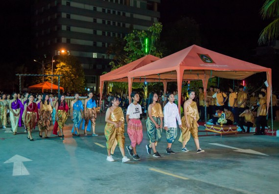 ภาพกิจกรรม นักศึกษาคณะวิทยาศาสตร์และเทคโนโลยี เข้าร่วมกิจกรรมงานราชภัฏลอยกระทง การประกวดกระทงใบตองดอกไม้สด