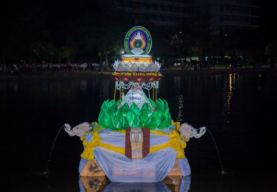 ภาพกิจกรรม นักศึกษาคณะวิทยาศาสตร์และเทคโนโลยี เข้าร่วมกิจกรรมงานราชภัฏลอยกระทง การประกวดกระทงใบตองดอกไม้สด