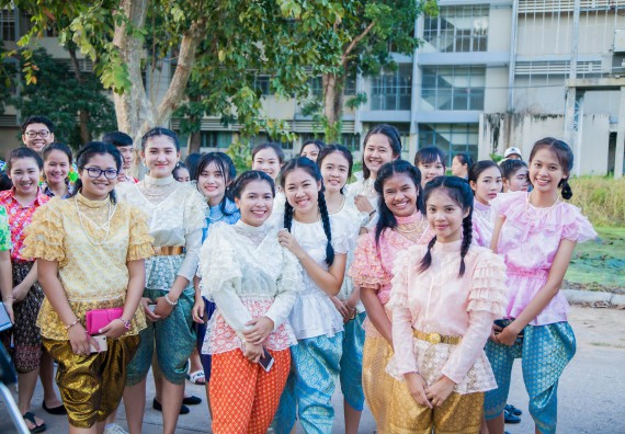 ภาพกิจกรรม นักศึกษาคณะวิทยาศาสตร์และเทคโนโลยี เข้าร่วมกิจกรรมงานราชภัฏลอยกระทง การประกวดกระทงใบตองดอกไม้สด