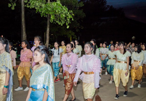 ภาพกิจกรรม นักศึกษาคณะวิทยาศาสตร์และเทคโนโลยี เข้าร่วมกิจกรรมงานราชภัฏลอยกระทง การประกวดกระทงใบตองดอกไม้สด