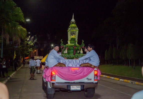 ภาพกิจกรรม นักศึกษาคณะวิทยาศาสตร์และเทคโนโลยี เข้าร่วมกิจกรรมงานราชภัฏลอยกระทง การประกวดกระทงใบตองดอกไม้สด