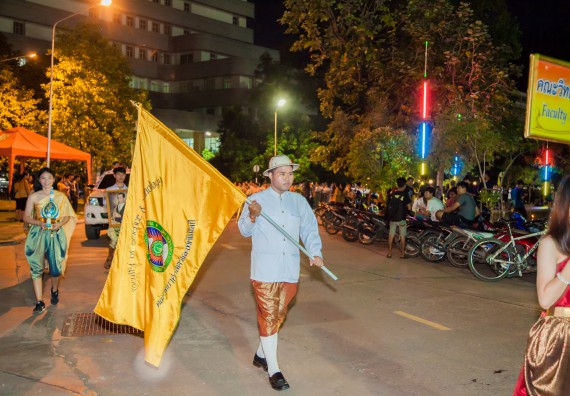 ภาพกิจกรรม นักศึกษาคณะวิทยาศาสตร์และเทคโนโลยี เข้าร่วมกิจกรรมงานราชภัฏลอยกระทง การประกวดกระทงใบตองดอกไม้สด