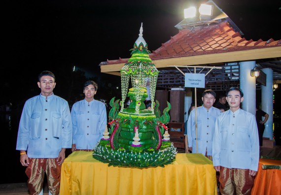 ภาพกิจกรรม นักศึกษาคณะวิทยาศาสตร์และเทคโนโลยี เข้าร่วมกิจกรรมงานราชภัฏลอยกระทง การประกวดกระทงใบตองดอกไม้สด