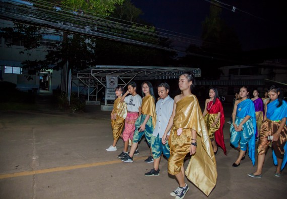 ภาพกิจกรรม นักศึกษาคณะวิทยาศาสตร์และเทคโนโลยี เข้าร่วมกิจกรรมงานราชภัฏลอยกระทง การประกวดกระทงใบตองดอกไม้สด