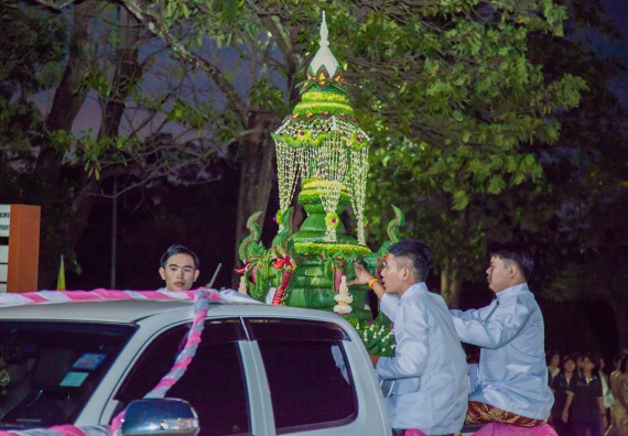 ภาพกิจกรรม นักศึกษาคณะวิทยาศาสตร์และเทคโนโลยี เข้าร่วมกิจกรรมงานราชภัฏลอยกระทง การประกวดกระทงใบตองดอกไม้สด