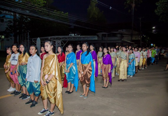 ภาพกิจกรรม นักศึกษาคณะวิทยาศาสตร์และเทคโนโลยี เข้าร่วมกิจกรรมงานราชภัฏลอยกระทง การประกวดกระทงใบตองดอกไม้สด