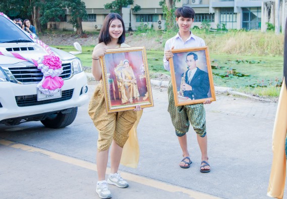 ภาพกิจกรรม นักศึกษาคณะวิทยาศาสตร์และเทคโนโลยี เข้าร่วมกิจกรรมงานราชภัฏลอยกระทง การประกวดกระทงใบตองดอกไม้สด