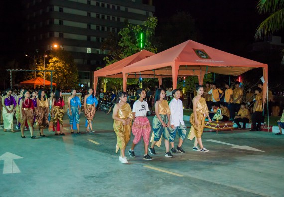 ภาพกิจกรรม นักศึกษาคณะวิทยาศาสตร์และเทคโนโลยี เข้าร่วมกิจกรรมงานราชภัฏลอยกระทง การประกวดกระทงใบตองดอกไม้สด