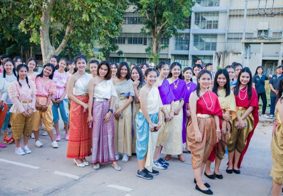 ภาพกิจกรรม นักศึกษาคณะวิทยาศาสตร์และเทคโนโลยี เข้าร่วมกิจกรรมงานราชภัฏลอยกระทง การประกวดกระทงใบตองดอกไม้สด