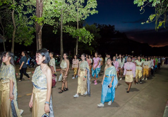 ภาพกิจกรรม นักศึกษาคณะวิทยาศาสตร์และเทคโนโลยี เข้าร่วมกิจกรรมงานราชภัฏลอยกระทง การประกวดกระทงใบตองดอกไม้สด