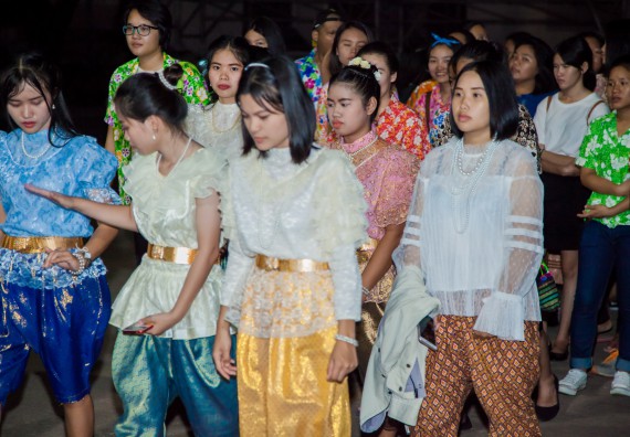 ภาพกิจกรรม นักศึกษาคณะวิทยาศาสตร์และเทคโนโลยี เข้าร่วมกิจกรรมงานราชภัฏลอยกระทง การประกวดกระทงใบตองดอกไม้สด