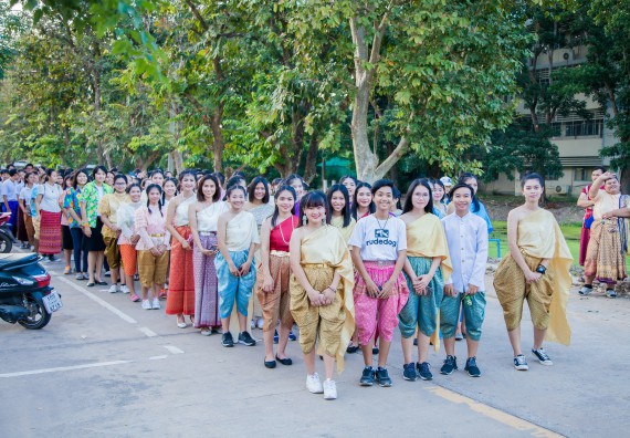 ภาพกิจกรรม นักศึกษาคณะวิทยาศาสตร์และเทคโนโลยี เข้าร่วมกิจกรรมงานราชภัฏลอยกระทง การประกวดกระทงใบตองดอกไม้สด