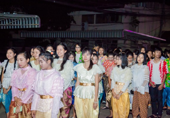 ภาพกิจกรรม นักศึกษาคณะวิทยาศาสตร์และเทคโนโลยี เข้าร่วมกิจกรรมงานราชภัฏลอยกระทง การประกวดกระทงใบตองดอกไม้สด