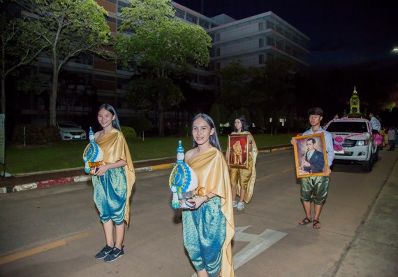 ภาพกิจกรรม นักศึกษาคณะวิทยาศาสตร์และเทคโนโลยี เข้าร่วมกิจกรรมงานราชภัฏลอยกระทง การประกวดกระทงใบตองดอกไม้สด