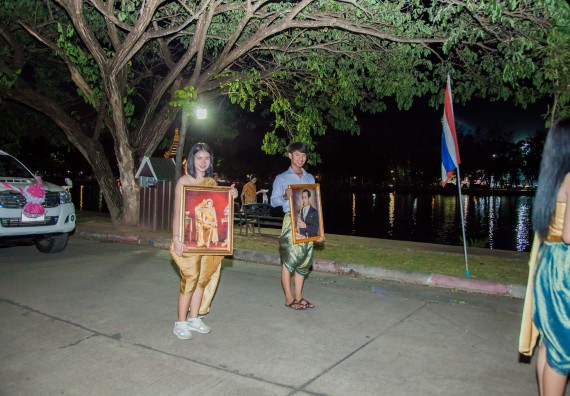 ภาพกิจกรรม นักศึกษาคณะวิทยาศาสตร์และเทคโนโลยี เข้าร่วมกิจกรรมงานราชภัฏลอยกระทง การประกวดกระทงใบตองดอกไม้สด