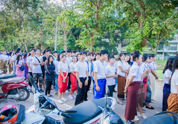 ภาพกิจกรรม นักศึกษาคณะวิทยาศาสตร์และเทคโนโลยี เข้าร่วมกิจกรรมงานราชภัฏลอยกระทง การประกวดกระทงใบตองดอกไม้สด