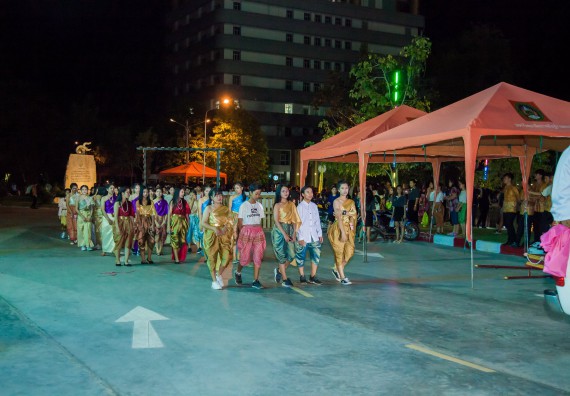 ภาพกิจกรรม นักศึกษาคณะวิทยาศาสตร์และเทคโนโลยี เข้าร่วมกิจกรรมงานราชภัฏลอยกระทง การประกวดกระทงใบตองดอกไม้สด