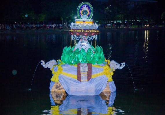 ภาพกิจกรรม นักศึกษาคณะวิทยาศาสตร์และเทคโนโลยี เข้าร่วมกิจกรรมงานราชภัฏลอยกระทง การประกวดกระทงใบตองดอกไม้สด