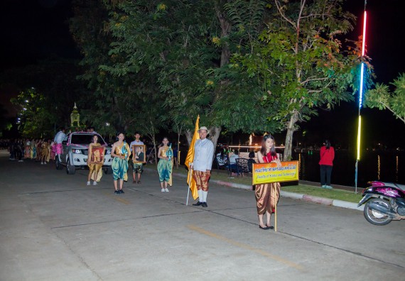 ภาพกิจกรรม นักศึกษาคณะวิทยาศาสตร์และเทคโนโลยี เข้าร่วมกิจกรรมงานราชภัฏลอยกระทง การประกวดกระทงใบตองดอกไม้สด