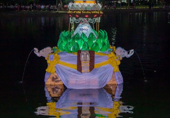 ภาพกิจกรรม นักศึกษาคณะวิทยาศาสตร์และเทคโนโลยี เข้าร่วมกิจกรรมงานราชภัฏลอยกระทง การประกวดกระทงใบตองดอกไม้สด