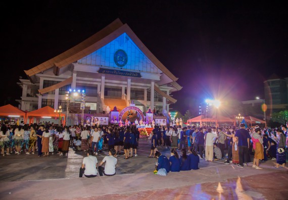 ภาพกิจกรรม นักศึกษาคณะวิทยาศาสตร์และเทคโนโลยี เข้าร่วมกิจกรรมงานราชภัฏลอยกระทง การประกวดกระทงใบตองดอกไม้สด