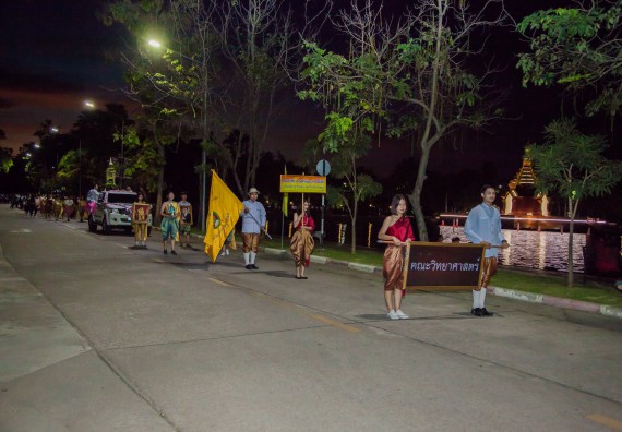 ภาพกิจกรรม นักศึกษาคณะวิทยาศาสตร์และเทคโนโลยี เข้าร่วมกิจกรรมงานราชภัฏลอยกระทง การประกวดกระทงใบตองดอกไม้สด