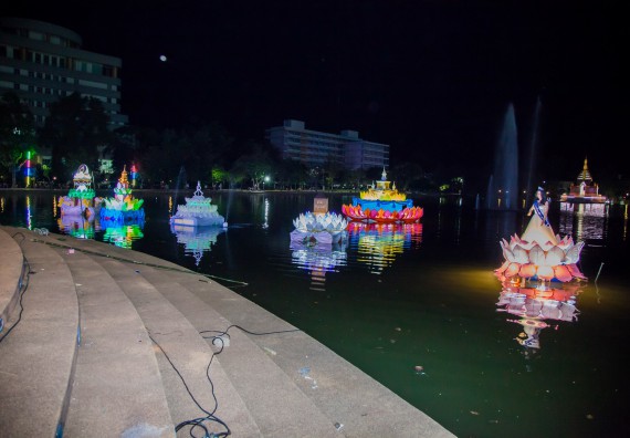 ภาพกิจกรรม นักศึกษาคณะวิทยาศาสตร์และเทคโนโลยี เข้าร่วมกิจกรรมงานราชภัฏลอยกระทง การประกวดกระทงใบตองดอกไม้สด