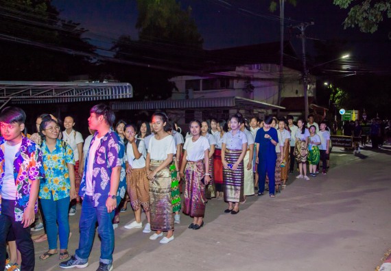 ภาพกิจกรรม นักศึกษาคณะวิทยาศาสตร์และเทคโนโลยี เข้าร่วมกิจกรรมงานราชภัฏลอยกระทง การประกวดกระทงใบตองดอกไม้สด