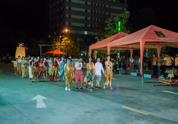 ภาพกิจกรรม นักศึกษาคณะวิทยาศาสตร์และเทคโนโลยี เข้าร่วมกิจกรรมงานราชภัฏลอยกระทง การประกวดกระทงใบตองดอกไม้สด