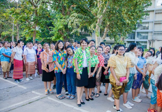 ภาพกิจกรรม นักศึกษาคณะวิทยาศาสตร์และเทคโนโลยี เข้าร่วมกิจกรรมงานราชภัฏลอยกระทง การประกวดกระทงใบตองดอกไม้สด