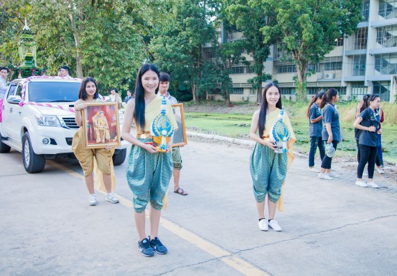 ภาพกิจกรรม นักศึกษาคณะวิทยาศาสตร์และเทคโนโลยี เข้าร่วมกิจกรรมงานราชภัฏลอยกระทง การประกวดกระทงใบตองดอกไม้สด
