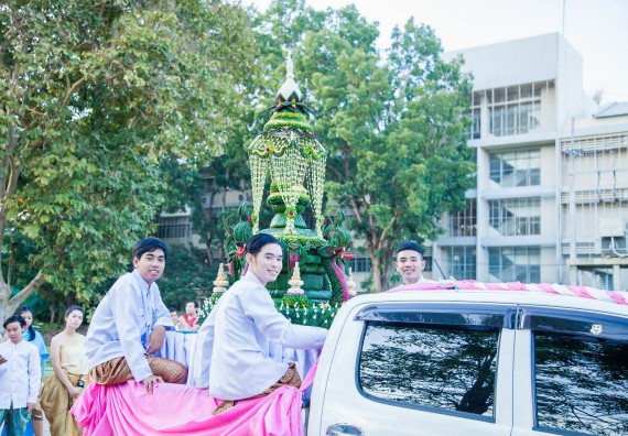 ภาพกิจกรรม นักศึกษาคณะวิทยาศาสตร์และเทคโนโลยี เข้าร่วมกิจกรรมงานราชภัฏลอยกระทง การประกวดกระทงใบตองดอกไม้สด