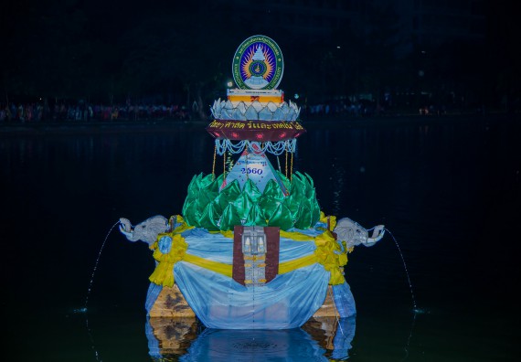 ภาพกิจกรรม นักศึกษาคณะวิทยาศาสตร์และเทคโนโลยี เข้าร่วมกิจกรรมงานราชภัฏลอยกระทง การประกวดกระทงใบตองดอกไม้สด