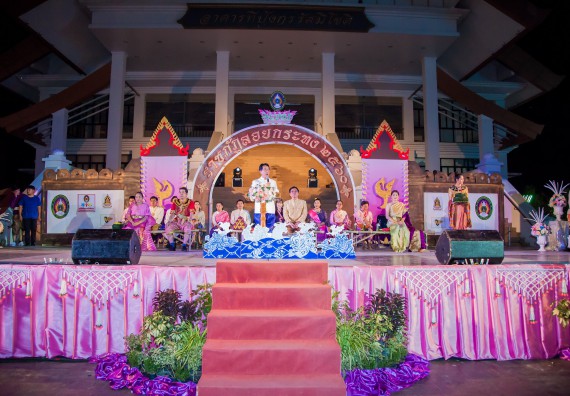 ภาพกิจกรรม นักศึกษาคณะวิทยาศาสตร์และเทคโนโลยี เข้าร่วมกิจกรรมงานราชภัฏลอยกระทง การประกวดกระทงใบตองดอกไม้สด