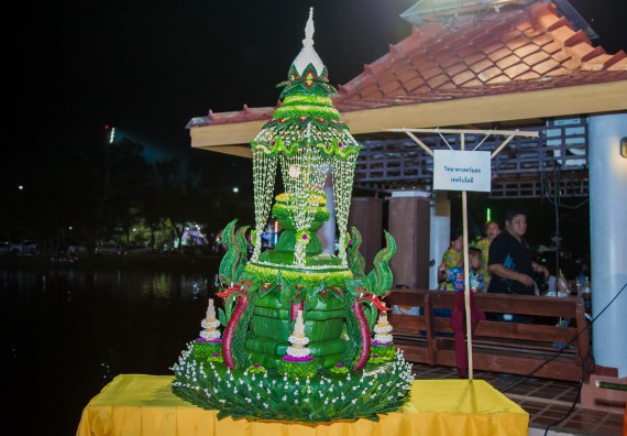 ภาพกิจกรรม นักศึกษาคณะวิทยาศาสตร์และเทคโนโลยี เข้าร่วมกิจกรรมงานราชภัฏลอยกระทง การประกวดกระทงใบตองดอกไม้สด