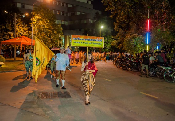 ภาพกิจกรรม นักศึกษาคณะวิทยาศาสตร์และเทคโนโลยี เข้าร่วมกิจกรรมงานราชภัฏลอยกระทง การประกวดกระทงใบตองดอกไม้สด