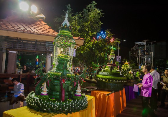 ภาพกิจกรรม นักศึกษาคณะวิทยาศาสตร์และเทคโนโลยี เข้าร่วมกิจกรรมงานราชภัฏลอยกระทง การประกวดกระทงใบตองดอกไม้สด