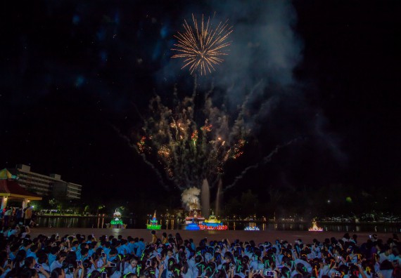 ภาพกิจกรรม นักศึกษาคณะวิทยาศาสตร์และเทคโนโลยี เข้าร่วมกิจกรรมงานราชภัฏลอยกระทง การประกวดกระทงใบตองดอกไม้สด