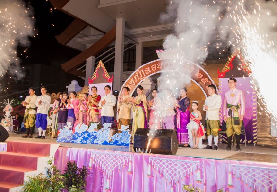 ภาพกิจกรรม นักศึกษาคณะวิทยาศาสตร์และเทคโนโลยี เข้าร่วมกิจกรรมงานราชภัฏลอยกระทง การประกวดกระทงใบตองดอกไม้สด