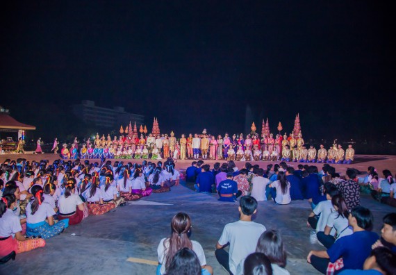 ภาพกิจกรรม นักศึกษาคณะวิทยาศาสตร์และเทคโนโลยี เข้าร่วมกิจกรรมงานราชภัฏลอยกระทง การประกวดกระทงใบตองดอกไม้สด