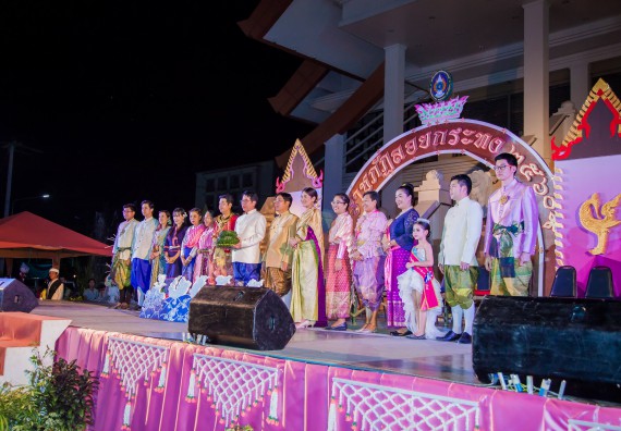 ภาพกิจกรรม นักศึกษาคณะวิทยาศาสตร์และเทคโนโลยี เข้าร่วมกิจกรรมงานราชภัฏลอยกระทง การประกวดกระทงใบตองดอกไม้สด