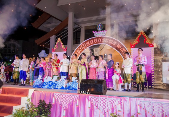 ภาพกิจกรรม นักศึกษาคณะวิทยาศาสตร์และเทคโนโลยี เข้าร่วมกิจกรรมงานราชภัฏลอยกระทง การประกวดกระทงใบตองดอกไม้สด